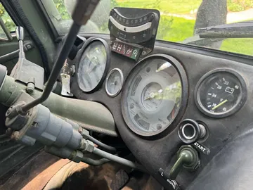 Detalle del panel de instrumentos del Unimog, mostrando su robustez y funcionalidad. Detalle del panel de instrumentos del Unimog, mostrando su robustez y funcionalidad.