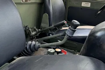 Vista del interior del Unimog, destacando la robustez de los asientos y controles Vista del interior del Unimog, destacando la robustez de los asientos y controles