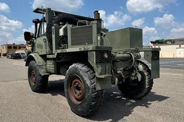 Imponente Unimog con motor robusto y diseño militar, ideal para aventuras off-road.