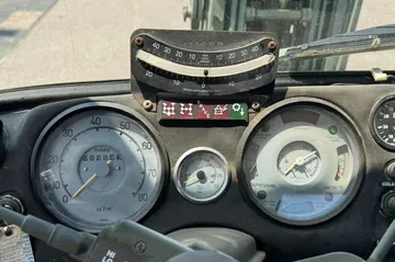 Tablero del Unimog con instrumentos bien definidos y controles accesibles.