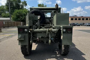 Vista trasera del Unimog, destacando su notable robustez militar.