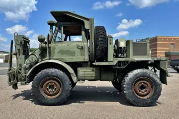 Un todoterreno Unimog de 1989, ideal para aventuras extremas con motor resistente. Un todoterreno Unimog de 1989, ideal para aventuras extremas con motor resistente.