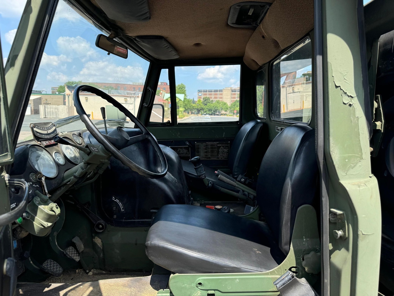 Imagen del interior del Unimog, muestra su robustez y diseño funcional.
