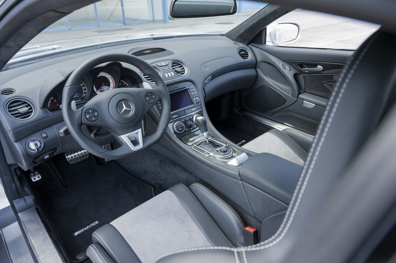 Interior del icónico Mercedes-Benz SL 65 AMG Black Series, lujo y rendimiento.