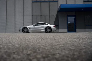 Un impresionante lateral que resalta la elegancia atemporal del Mercedes.