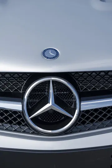 Primer plano del emblemático diseño frontal del Mercedes-Benz SL 65 AMG Black Series.