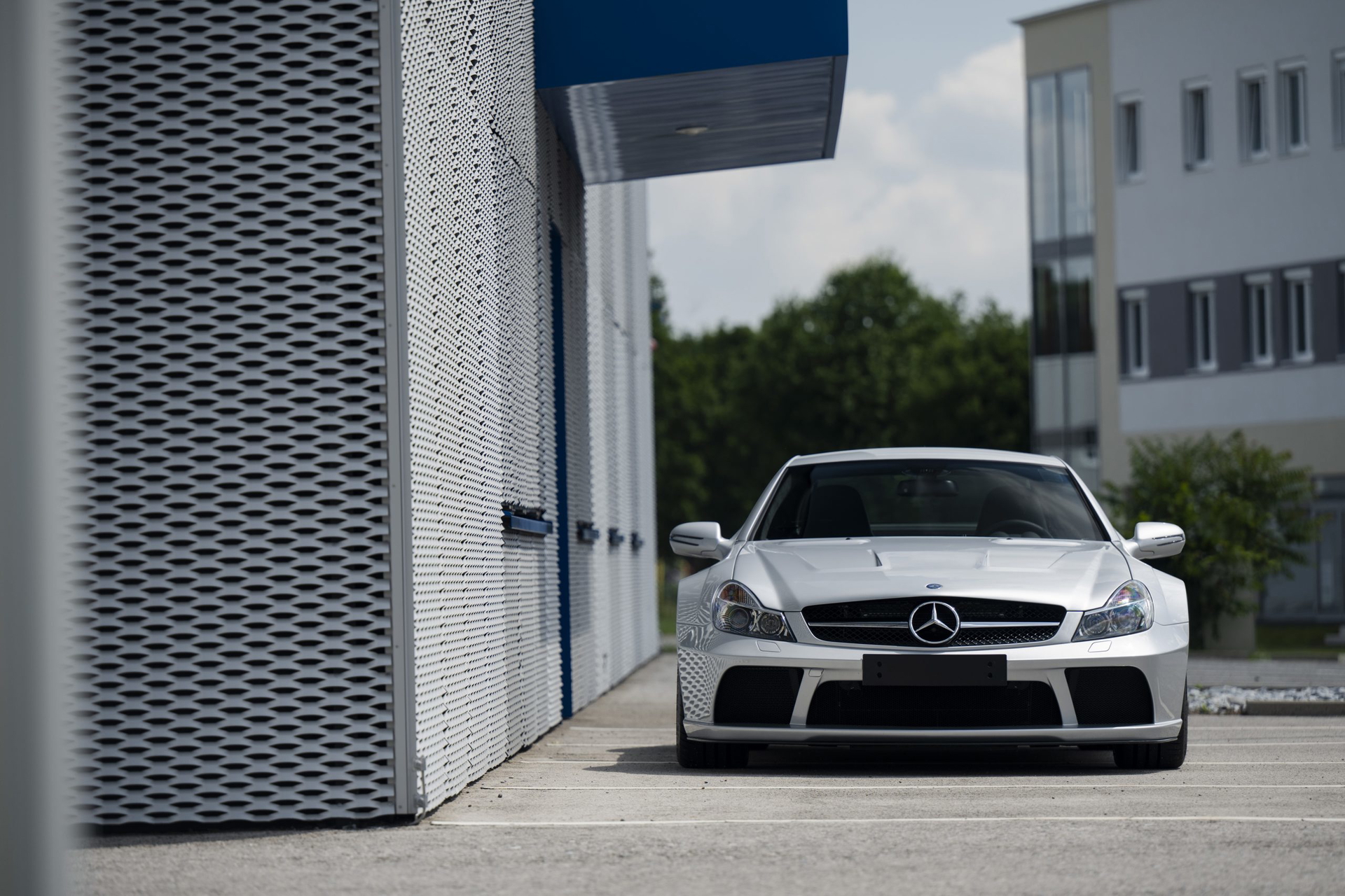 Este Mercedes combina elegancia y rendimiento, un verdadero clásico atemporal.