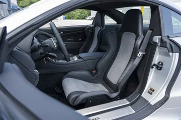 El interior del SL 65 AMG Black Series combina lujo y deportividad, con asientos ergonómicos.