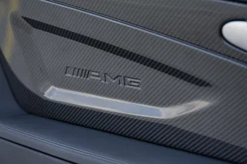Interior del SL 65 AMG, donde la fibra de carbono resalta la deportividad.