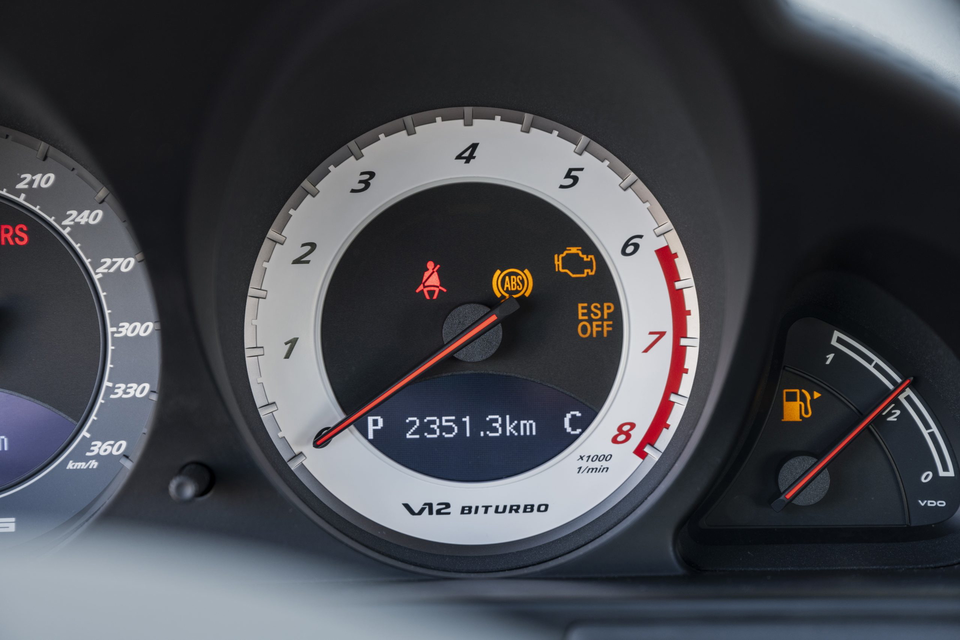 Tablero detallado del potente SL 65 AMG. Indica velocidad y estado del vehículo.