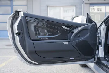 Puerta del Mercedes-Benz SL 65 AMG Black Series, muestra su elegante diseño interior.