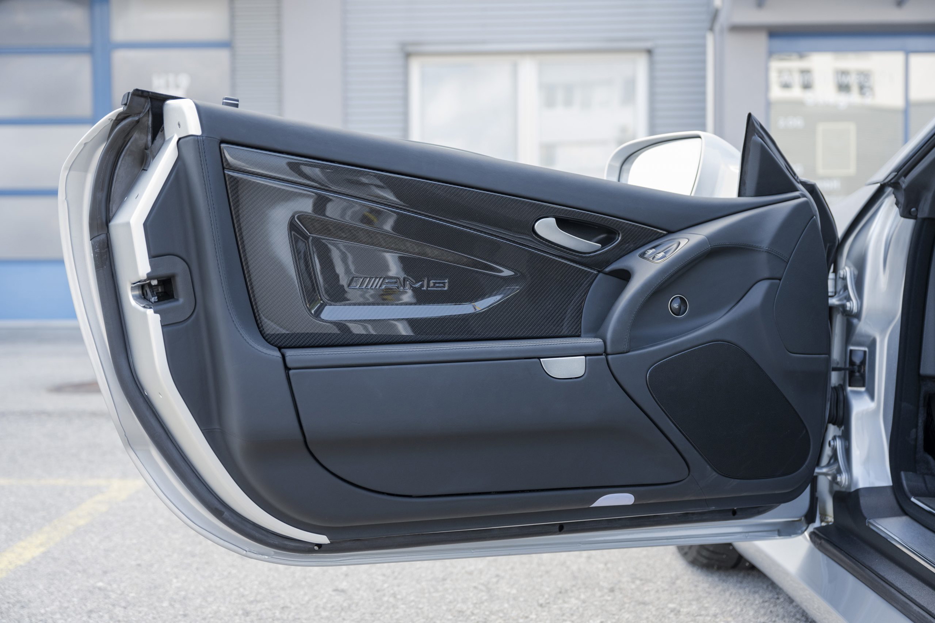 Puerta del Mercedes-Benz SL 65 AMG Black Series, muestra su elegante diseño interior.