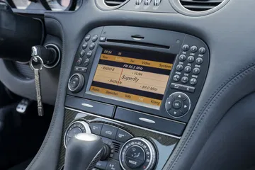 Pantalla de infotainment y controles en el interior del Mercedes-Benz