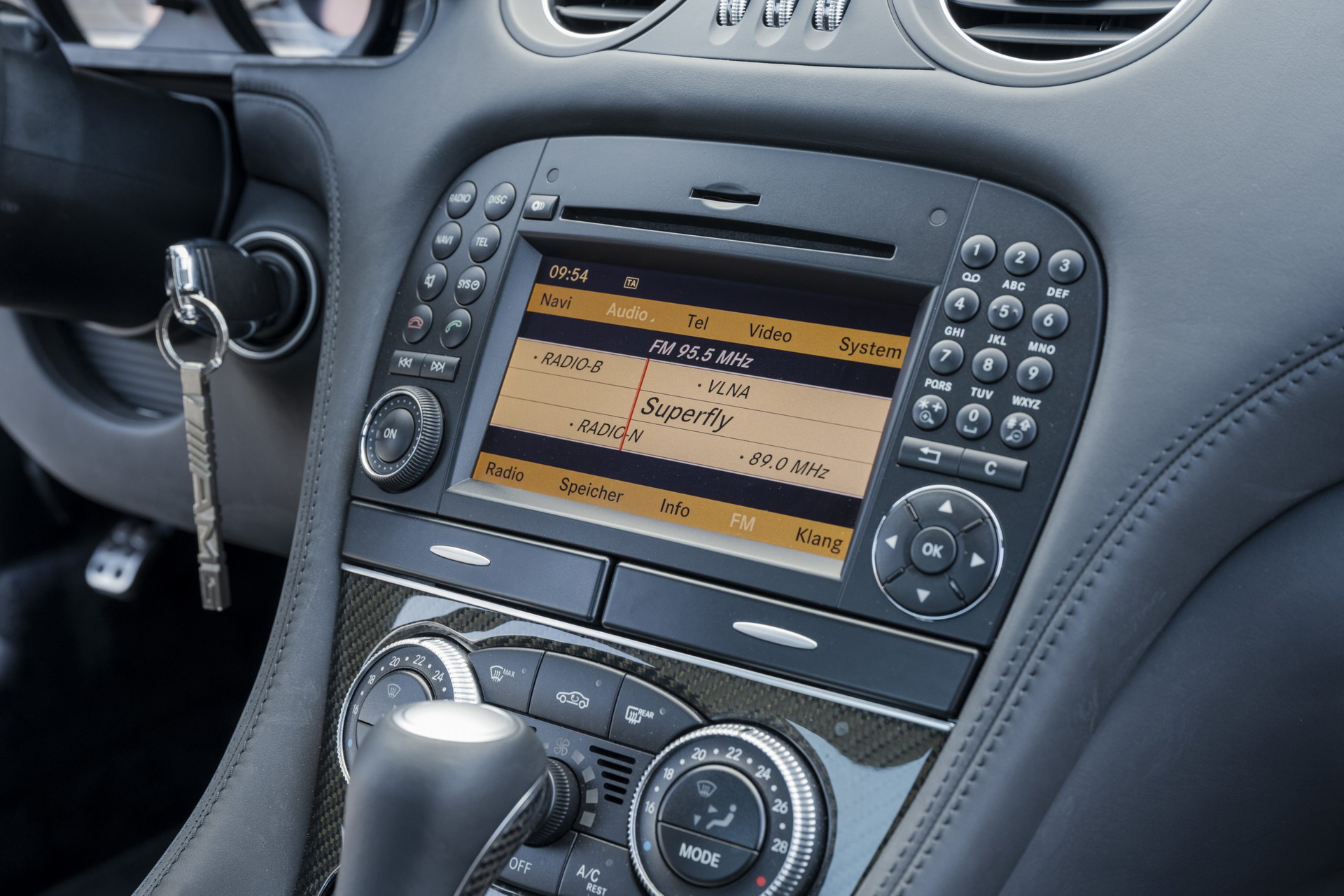 Pantalla de infotainment y controles en el interior del Mercedes-Benz