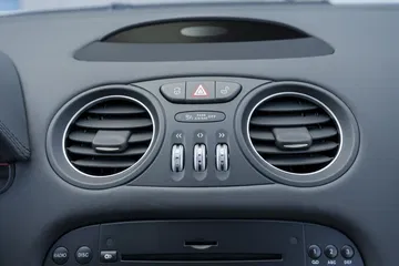 Salpicadero del Mercedes con un diseño elegante y funcional.