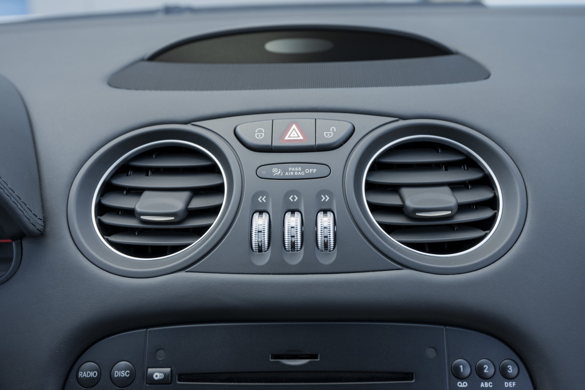 Salpicadero del Mercedes con un diseño elegante y funcional.