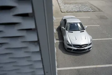 Este Mercedes es una obra maestra que combina diseño atemporal y potencia feroz.