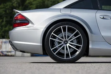Vista lateral del SL 65 AMG Black Series, elegante y aerodinámico.