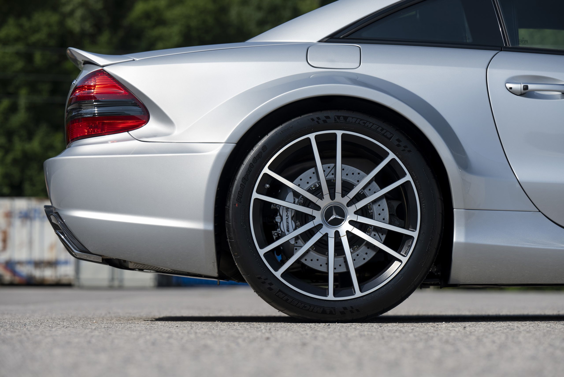Vista lateral del SL 65 AMG Black Series, elegante y aerodinámico.