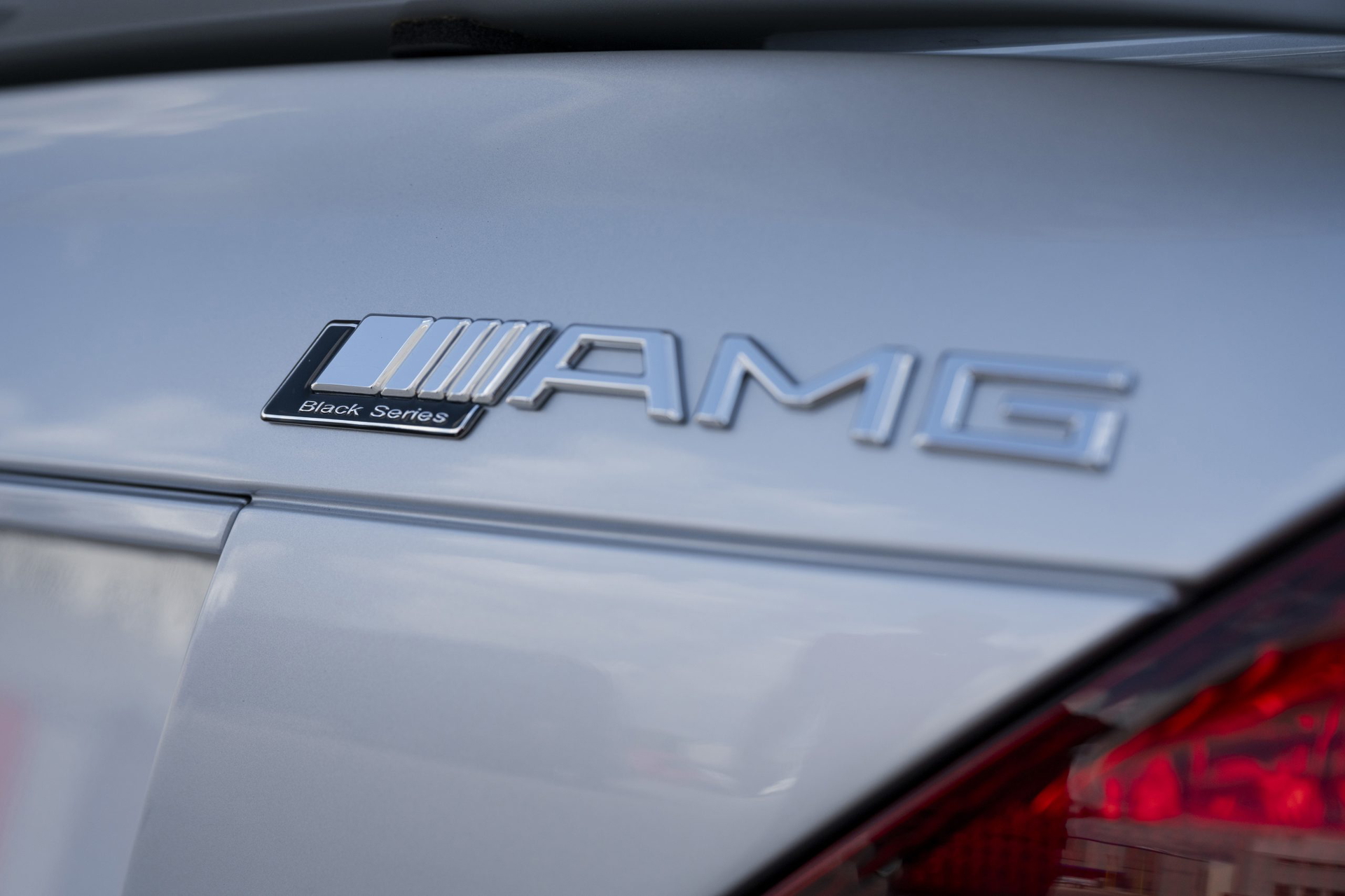 Insignia AMG que define la esencia de rendimiento y exclusividad.