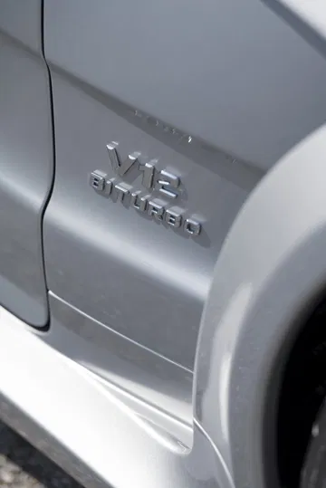 Vista del emblema V12 Biturbo, símbolo de potencia y exclusividad.