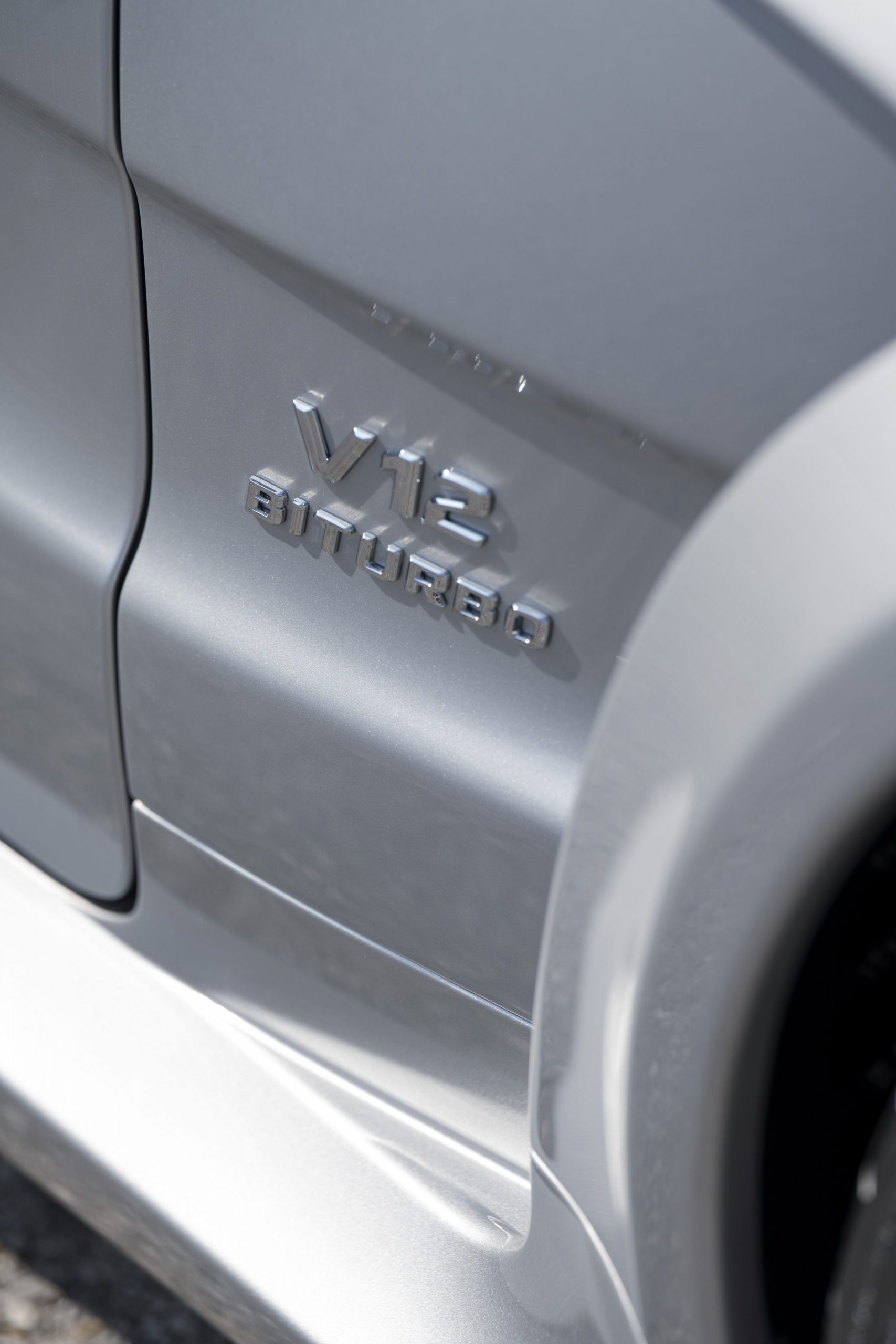 Vista del emblema V12 Biturbo, símbolo de potencia y exclusividad.