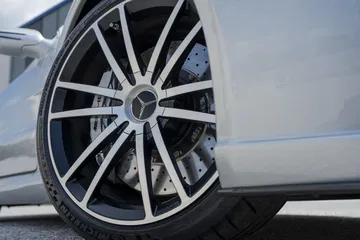 Primer plano de la rueda del SL 65 AMG Black Series, un detalle de su estética imponente.
