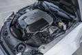 Vista del motor del Mercedes que resalta su ingeniería de alto rendimiento.