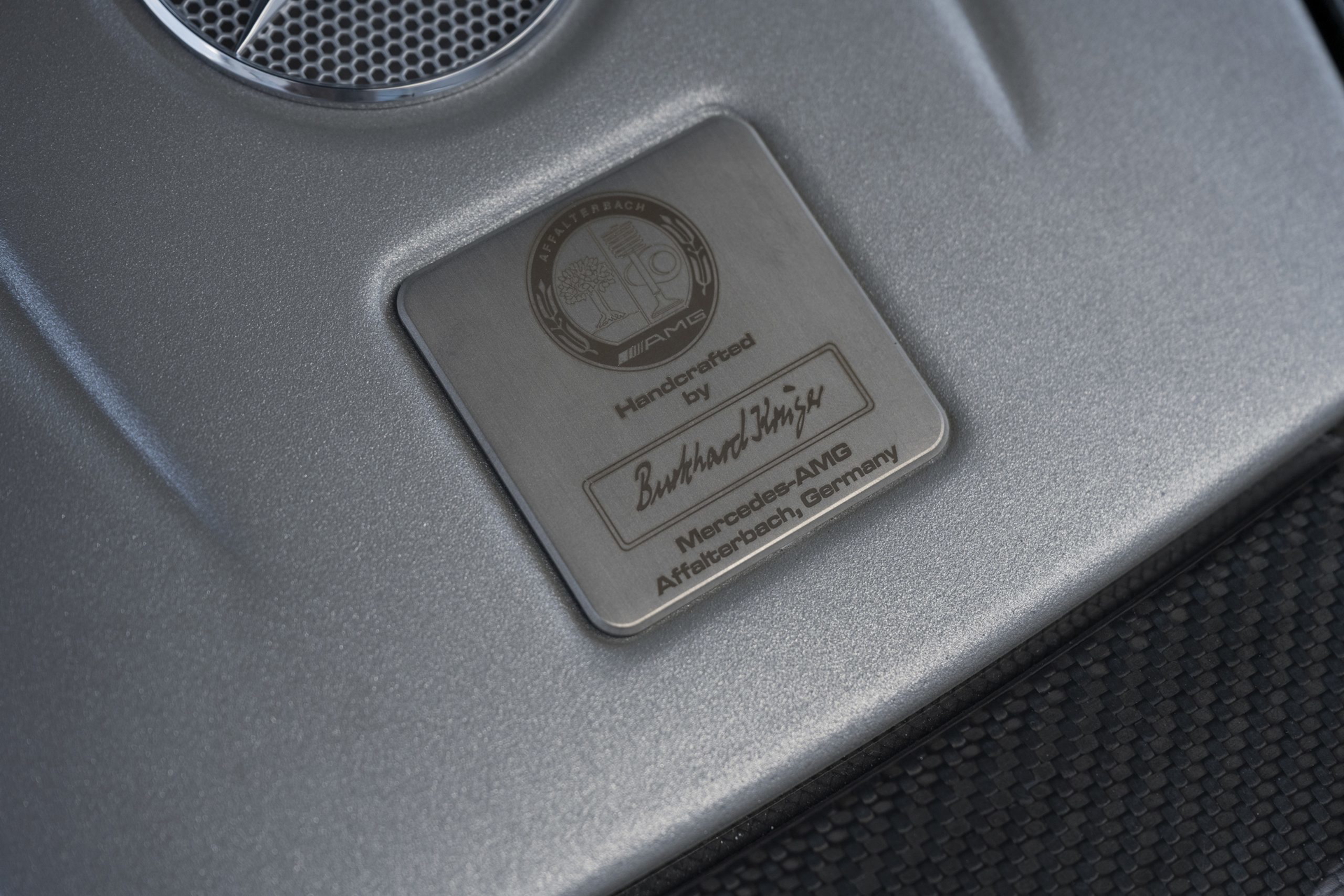 Placa de identificación en el motor del SL 65 AMG Black Series, símbolo de exclusividad