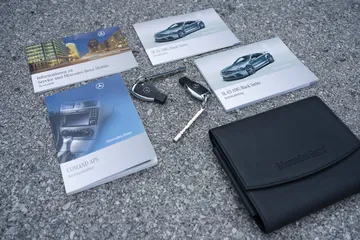 Documentación y llaves del SL 65 AMG Black Series, un superdeportivo icónico.