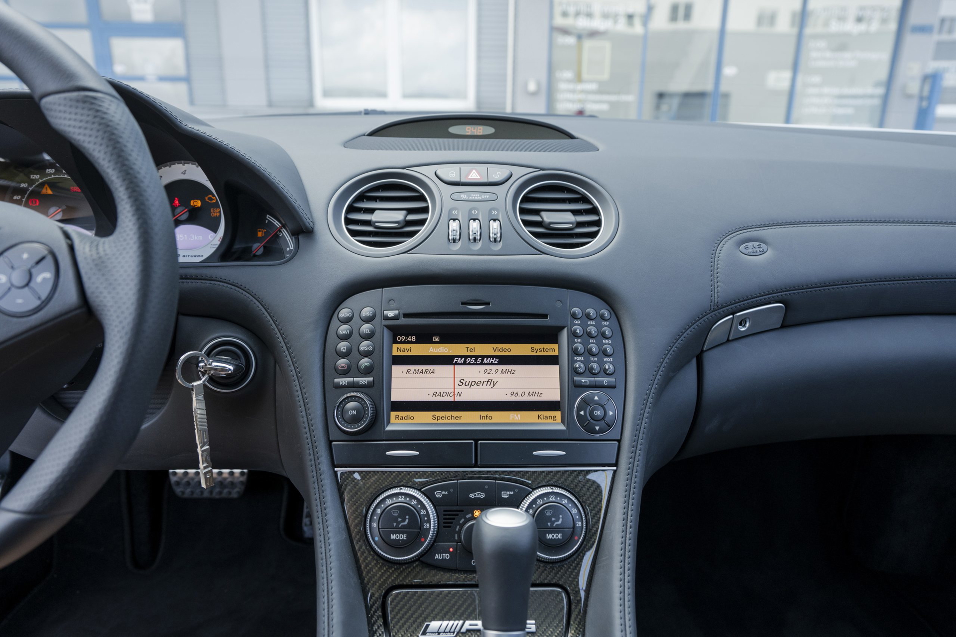 Vista del sofisticado interior del Mercedes, donde la elegancia se encuentra con la tecnología.