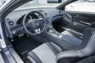Interior veterano de lujo y sofisticación, destaca por sus acabados de alta calidad.