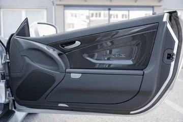 La lujosa puerta del SL 65 AMG Black Series refleja su diseño exclusivo y deportivo.