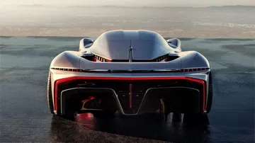 Vista trasera del nuevo Corvette, mostrando su aerodinámica impresionante. Vista trasera del nuevo Corvette, mostrando su aerodinámica impresionante.