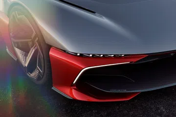 Vista del frontal con diseño aerodinámico y detalles agresivos.