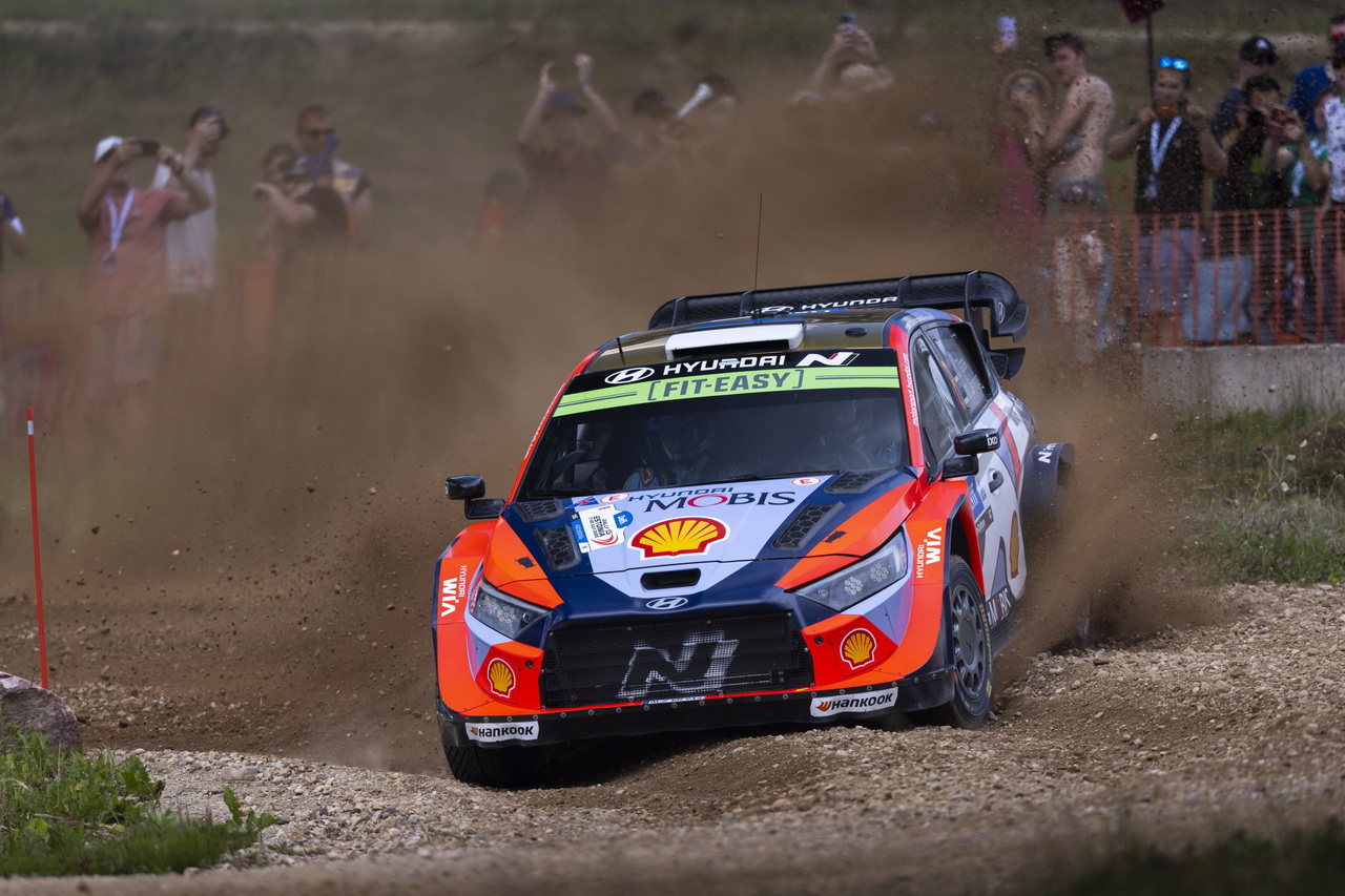 El Hyundai brilla en el Rally de Estonia, destacando su agilidad y potencia en terrenos difíciles.