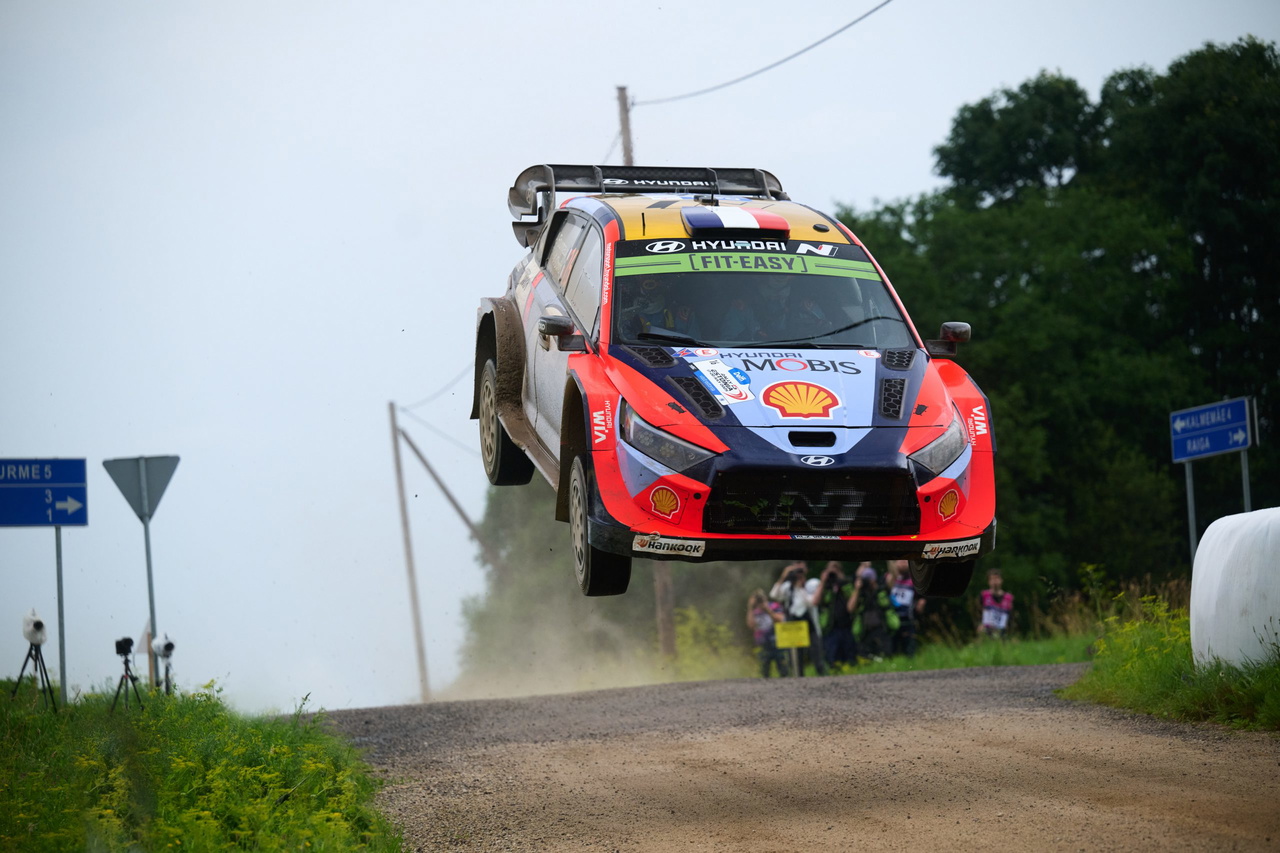 Oliver Solberg salta en su Hyundai durante el Rally de Estonia. Momento emocionante de la competencia.