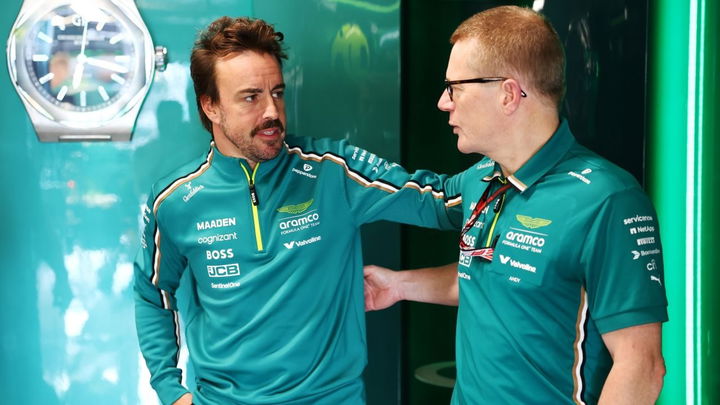 Andy Cowell y Fernando Alonso discuten novedades de Aston Martin.