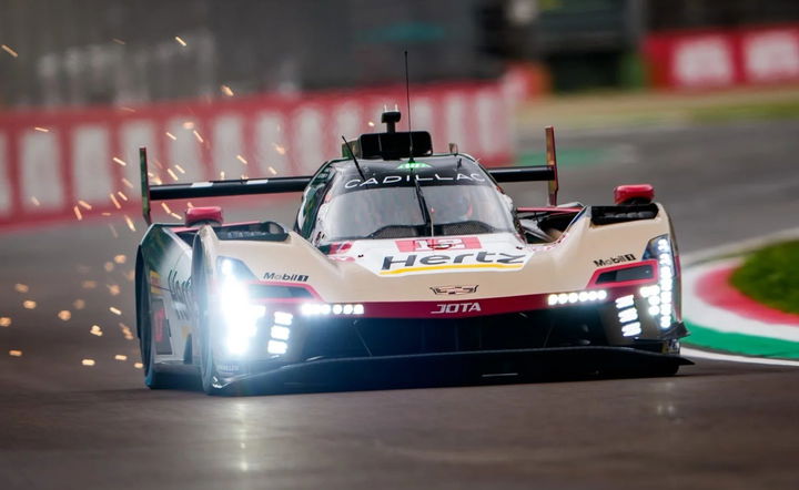 El Cadillac de JOTA en acción durante la carrera, mostrando su potente diseño aerodinámico.