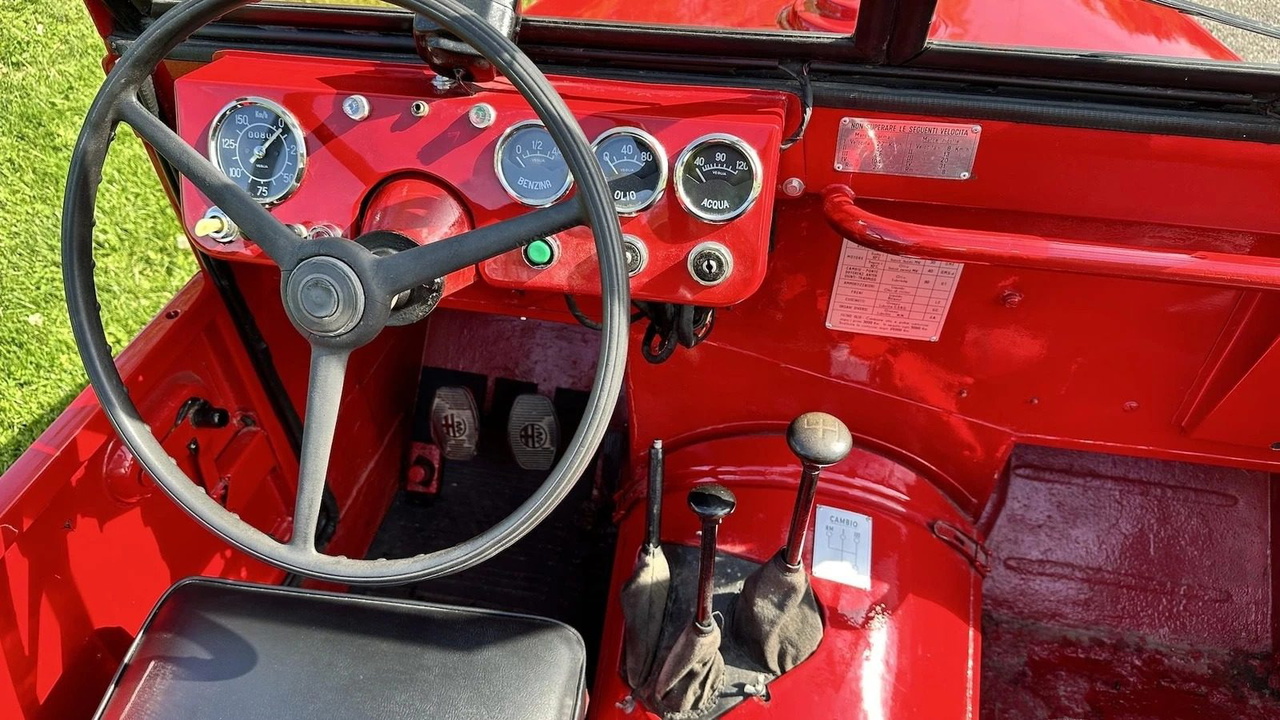 Controles clásicos y diseño vintage del Alfa Romeo 1900M, un icono italiano.