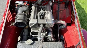Vista del motor del Alfa Romeo 1900M, destacando su diseño compacto y funcional. Vista del motor del Alfa Romeo 1900M, destacando su diseño compacto y funcional.