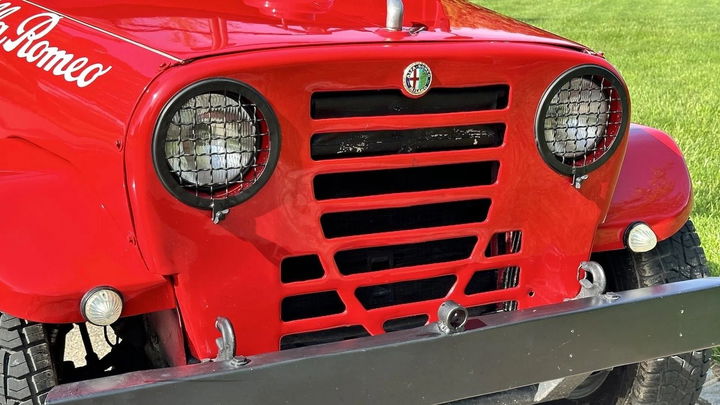 Impactante diseño del Alfa Romeo 1900 M, un todoterreno que hacía temblar a la competencia.