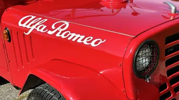 Detalle del icónico Alfa Romeo 1900M, un todoterreno que destaca por su diseño italiano.