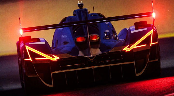 El Alpine A424 muestra su agresivo rear design, resaltando su enfoque en la resistencia.
