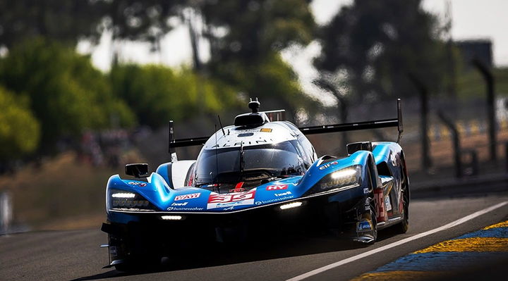 El Alpine en plena acción en la pista, destaca por su aerodinámica y diseño agresivo.
