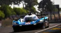 El Alpine en plena acción en la pista, destaca por su aerodinámica y diseño agresivo.