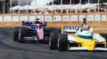 El equipo Alpine compite en Goodwood con su monoplaza y un clásico Renault.