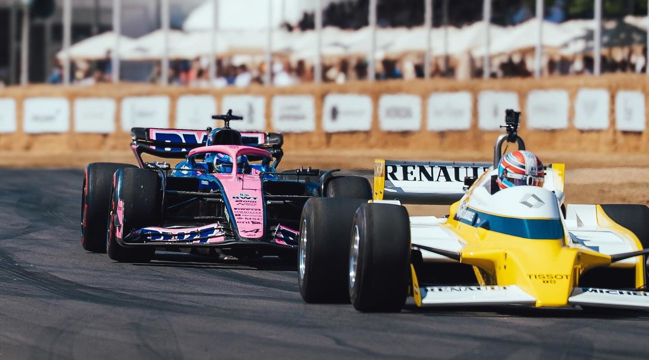 El equipo Alpine compite en Goodwood con su monoplaza y un clásico Renault.