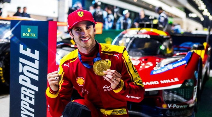 Antonio Giovinazzi celebra con Ferrari tras su victoria en las WEC 2025.