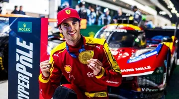 Antonio Giovinazzi celebra con Ferrari tras su victoria en las WEC 2025.